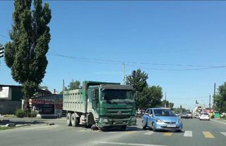 В Бишкеке на Гагарина-Некрасова во время поворота отвалилось колесо грузовика (фото)