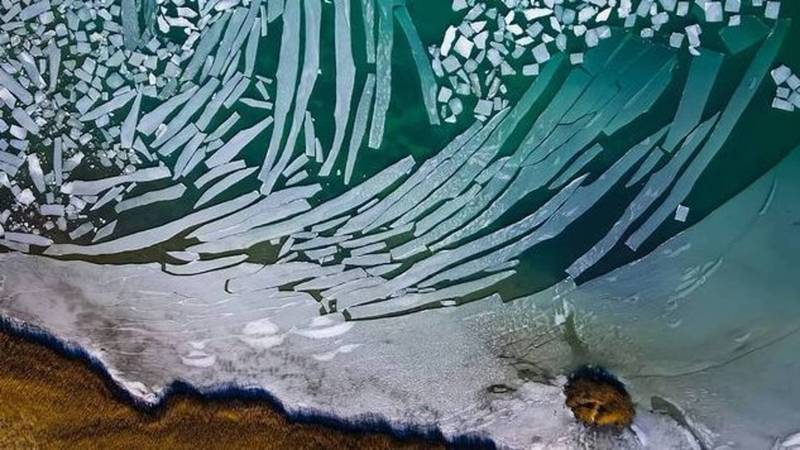 Раскол льда на берегу Иссык-Куля. Фото