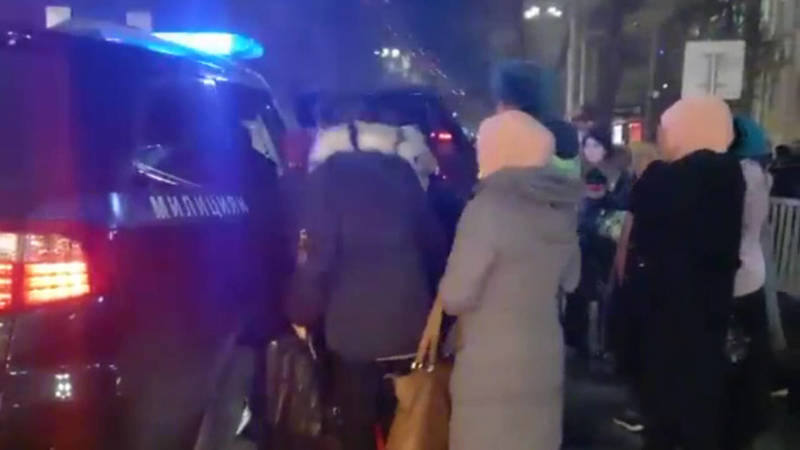 Машина МВД развозит горожан во время забастовки водителей маршруток. Видео