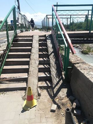 Фото — «Бишкекасфальтсервис» установил пандусы на лестничных ступенях мостов по ул.Малдыбаева
