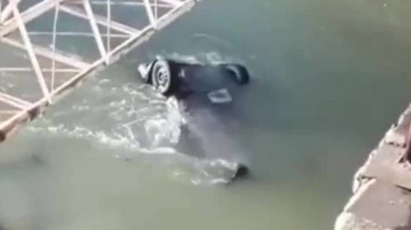 В Караколе автомобиль слетел в реку. Видео