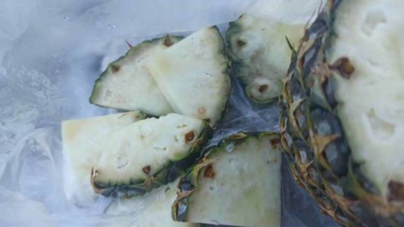 Житель Бишкека жалуется на несъедобные бразильские ананасы, которые ему продали на Ошском базаре