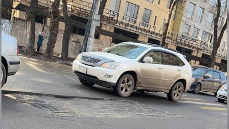 Яма, образовавшаяся на Киевской-Уметалиева, мешает водителям
