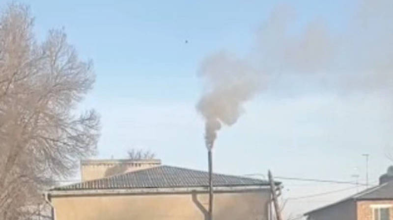 В Канте из трубы швейного цеха идет черный дым. Видео местного жителя