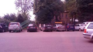 В Узгене рядом со зданием мэрии на проезжей части устроили стихийную парковку (фото)