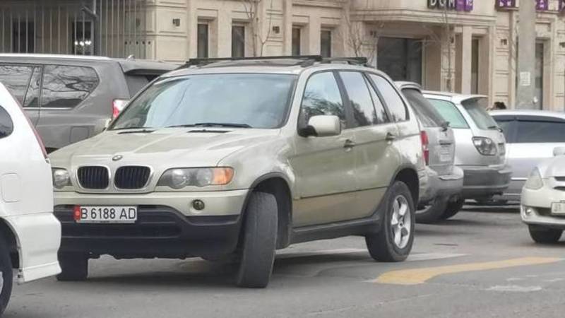 BMW X5 припарковали на зебре. Фото