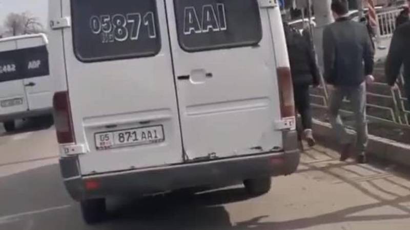 Водитель жалуется на яму на проспекте Чуй возле Ошского рынка. Видео