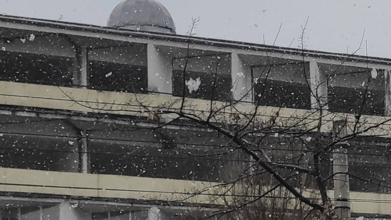 Почему здание Национального университета на Жибек Жолу без окон? Фото