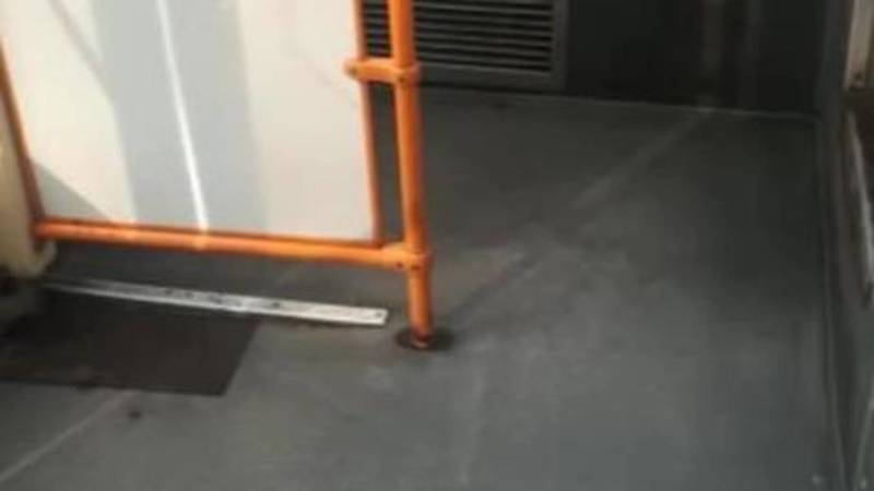 Троллейбус №8 с грязным полом в салоне сняли с линии и помыли. Фото