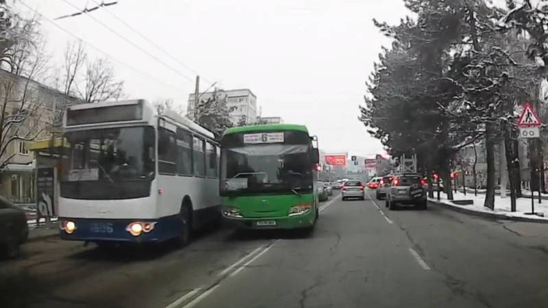Автобус №6 выехал на встречку на Юнусалиева. Видео