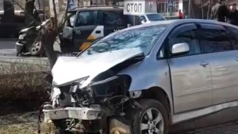 Авария с участием машины «Яндекс Такси» на Московской. Видео с места ДТП