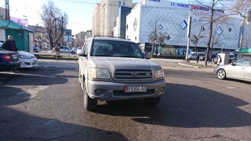 Водитель припарковал свою «Тойота» на проезжей части на Гоголя. Фото