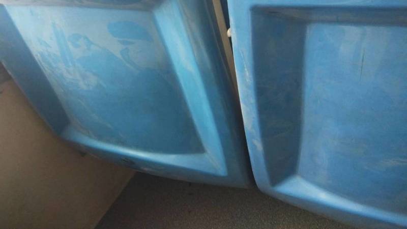 Пассажир жалуется на пыльные скамейки в автобусе. Фото