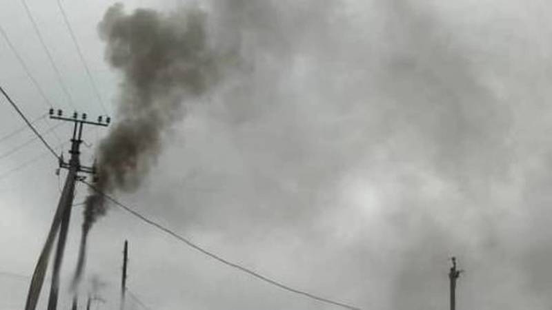 В Маевке из трубы предприятия идет густой черный дым. Видео местного жителя