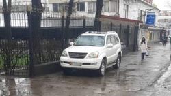 «Лексус» припаркован на тротуаре возле Свердловского райсуда. Фото горожанина