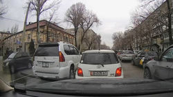 Четыре автомобиля проехали по встречке на Боконбаева. Видео
