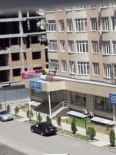 Жители микрорайона Тунгуч установили надувной бассейн на балконе