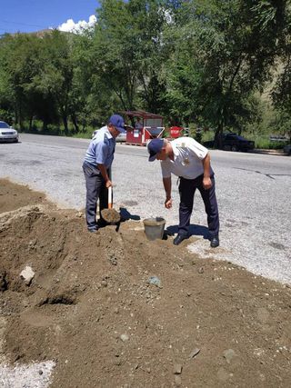 В Жалал-Абаде инспекторы УОБДД сами ремонтируют дорогу, - читатель <i>(фото)</i>