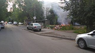 На пересечении Чокморова и Тимирязева не убирается мусор, из-за чего его начинают сжигать