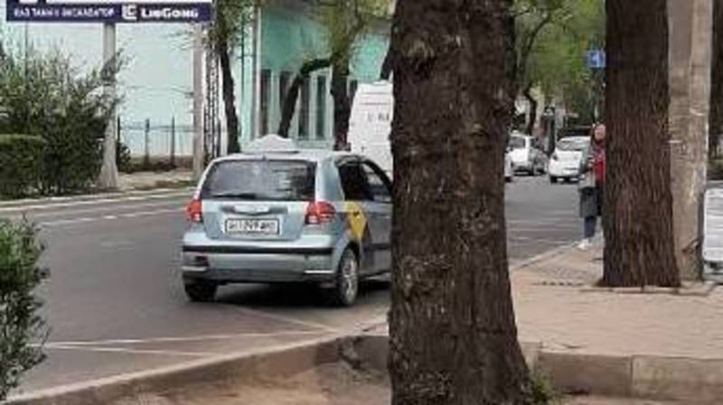 «Хендай» из «Яндекс Такси» припарковался на остановке. Фото