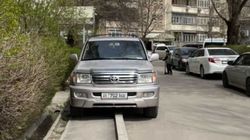 Внедорожник перекрыл тротуар в одном из дворов Бишкека. Фото