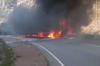 Видео — Как сгорела фура на автодороге Бишкек—Нарын—Торугарт