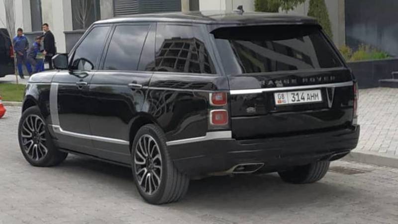 В Бишкеке замечен тонированный Range Rover с подложным госномером. Фото