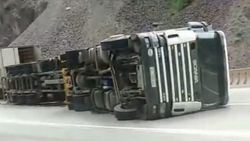На перевале Тоо-Ашуу перевернулся грузовик Scania. Видео и фото