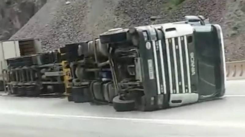 На перевале Тоо-Ашуу перевернулся грузовик Scania. Видео и фото