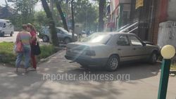 «Мерседес», у которого 24,5 тыс. сомов штрафов, припаркован на тротуаре на Московской. Фото