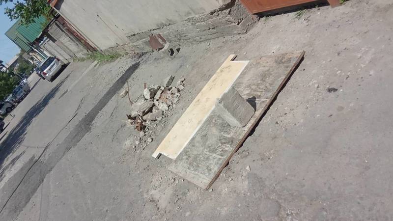 Законно ли на Жукеева-Пудовкина житель вырыл септик на дороге? Фото