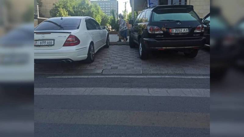 На Турусбекова-Чокморова водители авто припарковались на пешеходе