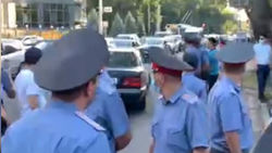 «Мерседес», выехавший из посольства Турции, проехал по полосе для транспорта. Видео