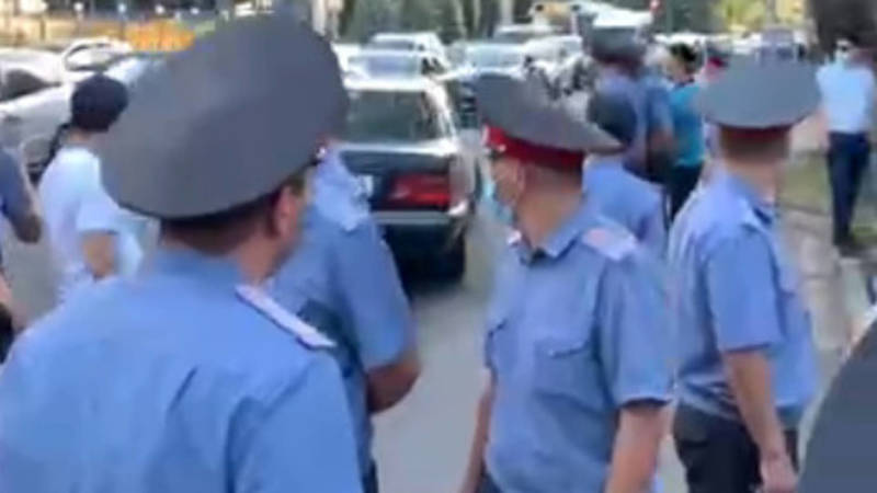 «Мерседес», выехавший из посольства Турции, проехал по полосе для транспорта. Видео