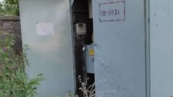 На ул.Айдаралиева открыта дверь трансформатора. Фото горожанина