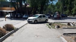 Машина Armata Security припаркована на тротуаре. Фото