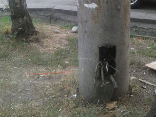 Горожанин просит обратить внимание на оголенные провода внизу столбов на ул.Байтик Баатыра