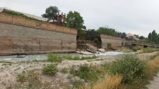 Бишкекзеленхоз» о том, что ограждение на Чапаева разрушается из-за реки Ала-Арча: Объект находится с нарушением водоохранной зоны