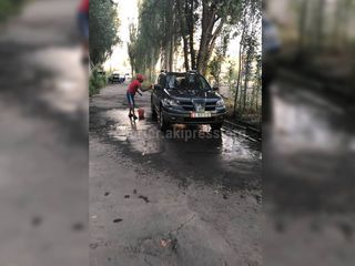 Мэрия об «автомойке» на ул.Токомбаева: Городские службы выдали предписание владельцам машин