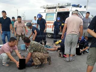 В Бишкеке двое мужчин умерли в люке от нехватки воздуха, - очевидец