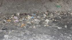 Скопление мусора у рек Ала-Арча и Аламедин. Фото