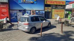 На Дэн Сяопина «Жорго Такси» припарковали в неположенном месте. Фото