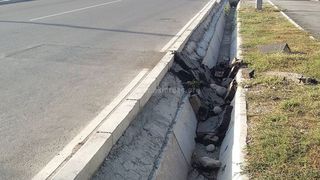 На Орозбекова-Васильева после ремонта дороги старый асфальт бросили в арык (фото)
