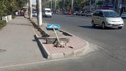 На Ахунбаева упал дорожный знак. Фото