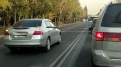 Авто с абхазскими номерами едет по встречке на Советской. Видео