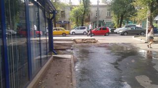 Арычная вода затопила тротуар на Московской-Шевченко