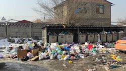 Гора мусора в мкр Улан-2. Фото