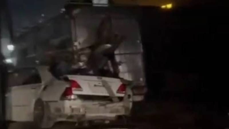 В Кызыл-Кие «Мерседес» залетел под грузовик. Видео с места аварии