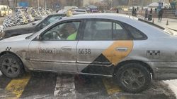 Машина «Яндекс такси» припаркована на зебре. Фото Николая
