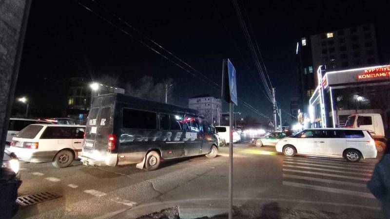 Из-за сломанного светофора на Ахунбаева-Токтоналиева образовалась пробка. Фото